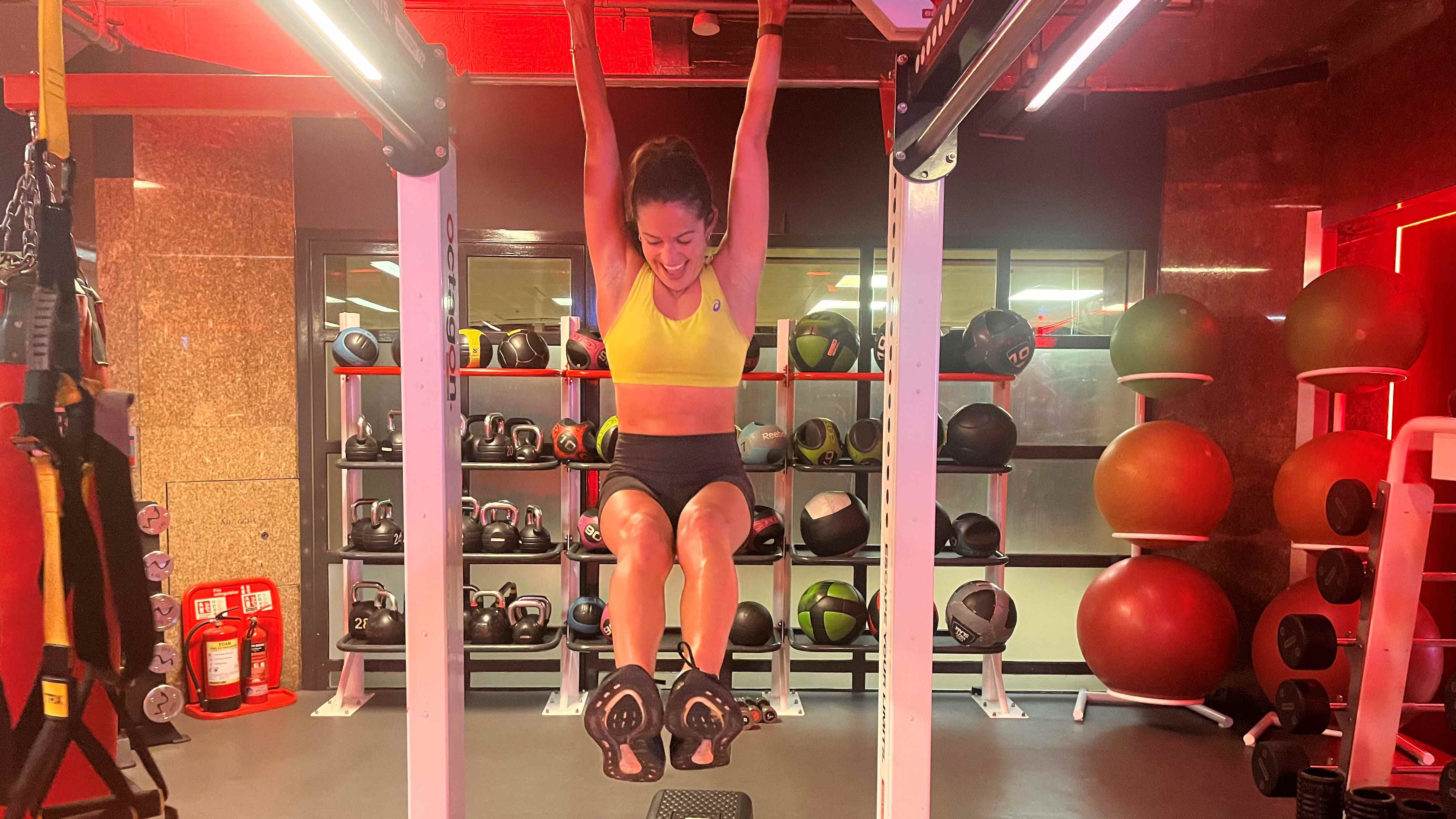 Une photo de l'écrivain Lucy Gornall faisant des levées de jambes suspendues