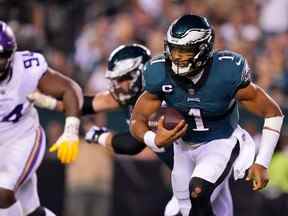 Le quart-arrière des Eagles Jalen Hurts porte le ballon lors de l'action du deuxième quart de la NFL contre les Vikings au Lincoln Financial Field à Philadelphie, le lundi 19 septembre 2022.