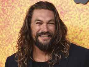 Jason Momoa arrive à la première de la troisième saison de 