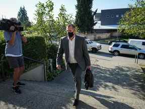 Bob Birarda, ancien entraîneur de soccer féminin des Whitecaps de Vancouver et du Canada U-20, arrive à la cour provinciale pour son audience de détermination de la peine à North Vancouver, en Colombie-Britannique, le vendredi 2 septembre 2022. Birarda, 55 ans, a plaidé coupable en février à trois chefs d'accusation d'agression sexuelle et un chef d'attouchements sexuels pour des infractions impliquant quatre personnes différentes entre 1988 et 2008.