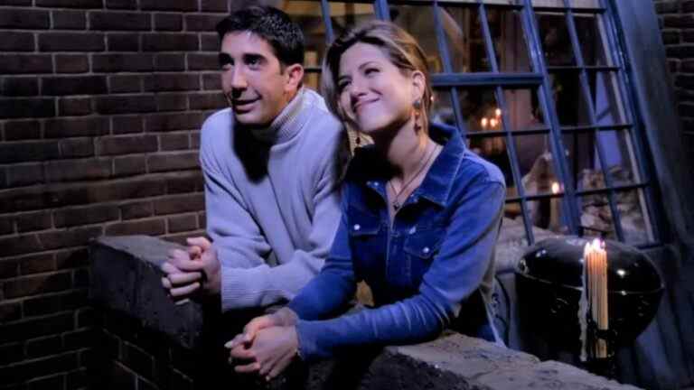 Jennifer Aniston et David Schwimmer ont un échange amusant après que la star d'amis l'ait surpassée avec un poteau de douche nu
