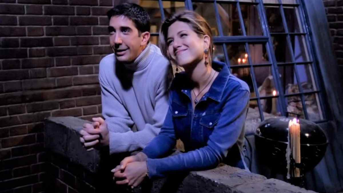 Jennifer Aniston et David Schwimmer ont un échange amusant après que la star d'amis l'ait surpassée avec un poteau de douche nu
