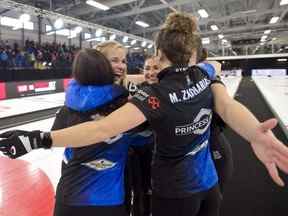 L'équipe Jones saute Jennifer Jones, troisième.