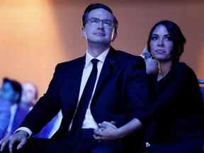 Pierre Poilievre et son épouse Anaida Poilievre regardent pendant l'élection à la direction du Parti conservateur du Canada à Ottawa, le 10 septembre 2022.