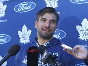 Les Maple Leafs de Toronto, Zach Aston-Reese, s'adressent aux médias lors du premier entraînement de l'année à Toronto, le jeudi 22 septembre 2022.