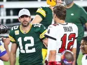 18 octobre 2020 ;  Tampa, Floride, États-Unis ;  Le quart-arrière des Buccaneers de Tampa Bay Tom Brady (à droite) accueille le quart-arrière des Packers de Green Bay Aaron Rodgers (à gauche) après un match de la NFL au stade Raymond James.