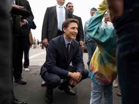 Le premier ministre Justin Trudeau salue une jeune fille dans une foule à la suite d'une annonce faite lors de la retraite estivale du caucus libéral à St. Andrews, au Nouveau-Brunswick, le mardi 13 septembre 2022. LA PRESSE CANADIENNE/Darren Calabrese