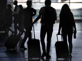 Les voyageurs traversent le niveau des départs du terminal 1 de l'aéroport international Pearson de Toronto le mardi 14 juin 2022.