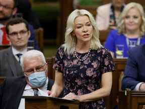 La chef par intérim du Parti conservateur, Candice Bergen, prend la parole lors de la période des questions à la Chambre des communes sur la Colline du Parlement à Ottawa, le 27 avril 2022.