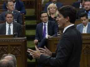 Le premier ministre Justin Trudeau se lève à la Chambre des communes pendant la période des questions, à Ottawa, le jeudi 22 septembre 2022.