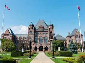 Assemblée législative de l'Ontario à Queen's Park par une claire journée d'été à Toronto.