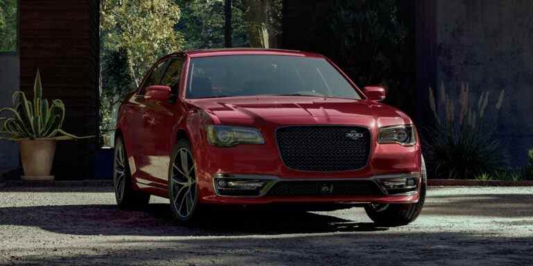 La Chrysler 300C 2023 tire sa révérence avec un puissant moteur V8 de 6,4 litres