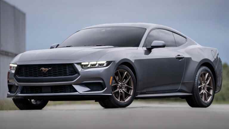 La Ford Mustang EcoBoost 2024 abandonne son option de transmission manuelle