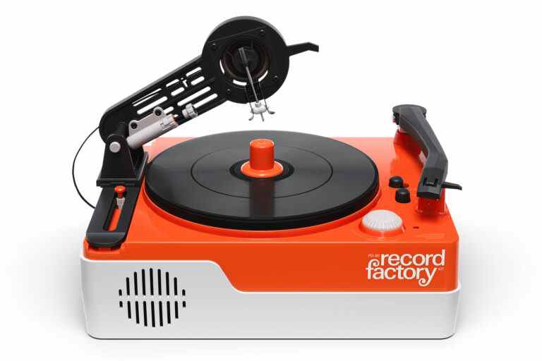 La PO-80 Record Factory de Teenage Engineering coupe et joue du vinyle