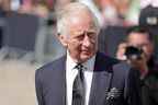 Le roi Charles III rend hommage aux fleurs de feu la reine Elizabeth II devant le palais de Buckingham le 9 septembre 2022 à Londres.