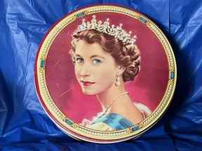 La boîte à biscuits qui a commencé la collection de souvenirs de la reine Elizabeth II de Joy Suluk au début des années 1980.