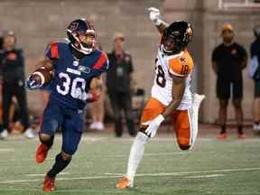 Hakeem Johnson (18 ans) des Lions de la Colombie-Britannique court après Chandler Worthy (30 ans) des Alouettes de Montréal lors de la première mi-temps de l'action de football de la LCF à Montréal le vendredi 9 septembre 2022.