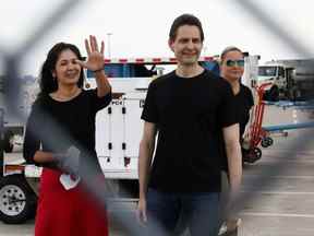 L'ancien diplomate Michael Kovrig et son épouse Vina Nadjibulla réagissent après son arrivée dans un avion de l'armée de l'air canadienne après sa libération de détention en Chine, à l'aéroport international Pearson de Toronto, le 25 septembre 2021.