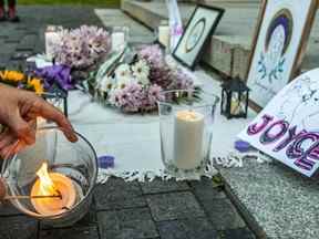 Une veillée avec les travailleurs de la santé a eu lieu à la Place du Canada à Montréal mercredi soir à la mémoire de Joyce Echaquan.