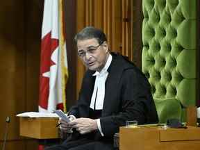 Le président de la Chambre des communes Anthony Rota regarde pendant la période des questions à la Chambre des communes sur la Colline du Parlement à Ottawa le 16 juin 2022.