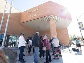 La famille et les partisans se tiennent devant le tribunal provincial de Saskatoon après la première comparution de la femme.  Photo prise à Saskatoon, Sask.  le lundi 29 août 2022.