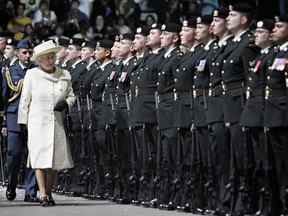 La reine Elizabeth II passe en revue la garde d'honneur lors de la cérémonie de départ officielle au Saddledome le mercredi 25 mai 2005 à Calgary.