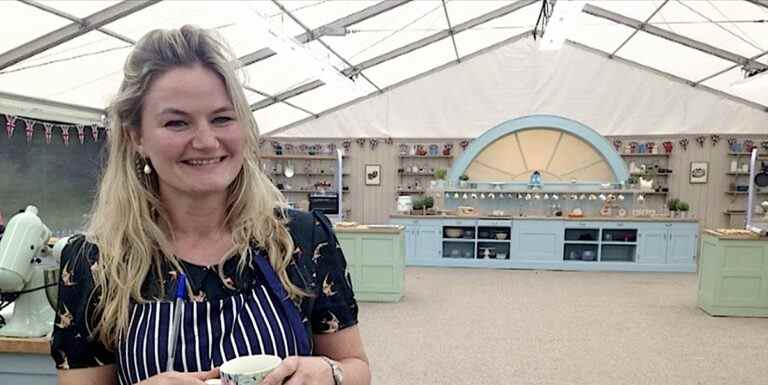 La première de Bake Off 2022 rend hommage au membre d'équipage décédé

