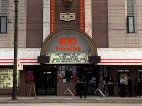 Le personnel de sécurité a pu être vu à l'extérieur du Rio Theatre mercredi soir alors que les gens faisaient la queue pour la projection du film controversé Deep Throat.