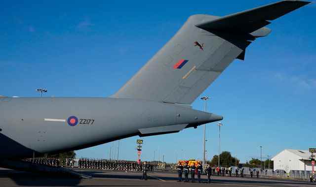 La reine a approuvé le jet de rapatriement de la RAF pour son cercueil, en disant: « Si c’est assez bien pour mes garçons, c’est assez bien pour moi » – selon Mike Tindall