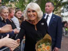 La reine consort Camilla accueille les sympathisants à Clarence House à Londres, le 10 septembre 2022.