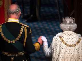 La reine Elizabeth II et le prince Charles assistent à l'ouverture officielle du Parlement à Londres le 14 octobre 2019 à Londres, en Angleterre.  La reine est décédée le 8 septembre, marquant le début du règne du roi Charles III.