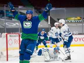 Les Canucks de Vancouver accueillent les Maple Leafs de Toronto à la Rogers Arena de Vancouver le 6 mars 2021. JT Miller des Canucks célèbre après avoir marqué un but contre les Leafs au cours de la troisième période de jeu.