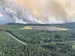 Comportement des feux de forêt observé depuis l'est du feu de forêt du lac Bearhole le 2 septembre.