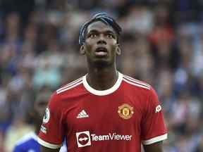 Paul Pogba de Manchester United lève les yeux lors du match de football de la Premier League anglaise entre Leicester City et Manchester United au stade King Power de Leicester, en Angleterre, le samedi 16 octobre 2021.