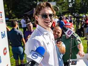 L'ailier des Canadiens de Montréal Cole Caufield rit avec les journalistes avant le tournoi de golf annuel de l'équipe à Laval le 12 septembre 2022.