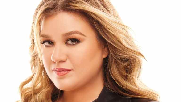 L'album de divorce de Kelly Clarkson arrive : la chanteuse annonce une nouvelle musique pour 2023 (EXCLUSIF)
	
	
