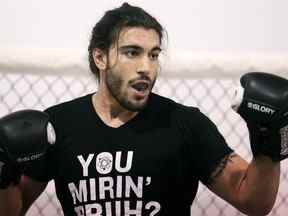 L'artiste martial mixte Elias Theodorou s'entraîne à l'Université MMA du nord-est de Calgary en préparation de son prochain combat contre Cezar Ferreira à l'UFC Fight Night: Halifax le vendredi 27 janvier 2017 à Calgary, AB.