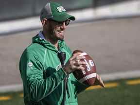 Le coordonnateur offensif des Roughriders de la Saskatchewan, Jason Maas, s'entraîne au stade Mosaic le 5 octobre 2021 à Regina.