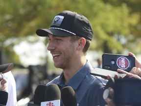 Michael Bunting des Maple Leafs de Toronto s'adresse aux médias lors de la tenue de leur Classique de golf de bienfaisance Leafs & Legends au RattleSnake Point Golf Club de Milton à Toronto le lundi 19 septembre 2022.