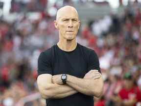 L'entraîneur-chef du FC de Toronto, Bob Bradley, est photographié avant l'action de la MLS contre le Charlotte FC à Toronto le samedi 23 juillet 2022.