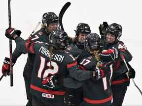 La Canadienne Kristin O'Neill célèbre le 1-0 lors du match du Championnat mondial de hockey sur glace féminin de l'IIHF entre le Canada et la Suisse à Herning, au Danemark, le 3 septembre 2022.