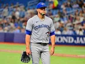 Le lanceur partant des Blue Jays, Jose Berrios, quitte le terrain après la deuxième manche contre les Rays au Tropicana Field de St Petersburg, en Floride, le jeudi 22 septembre 2022.