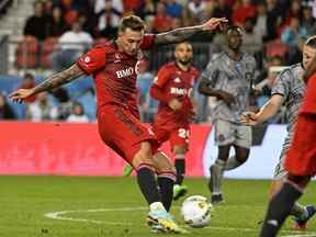 4 septembre 2022 ;  Toronto, Ontario, CAN ;  L'attaquant du Toronto FC Federico Bernardeschi (10 ans) lance le ballon contre le CF Montréal en seconde période au BMO Field.