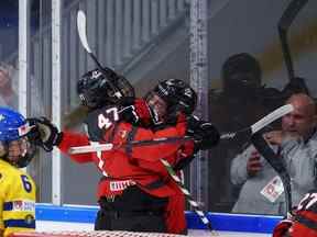 Les joueuses du Canada célèbrent le but de Sarah Potomak lors du quart de finale du championnat du monde de hockey féminin entre le Canada et la Suède à Herning, au Danemark, le jeudi 1er septembre 2022. Potomak a inscrit un but et une aide pour mener le Canada à une victoire de 3-0 contre la Suède jeudi .