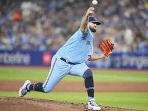 Alek Manoah des Blue Jays de Toronto lance contre les Orioles de Baltimore lors de la deuxième manche au Rogers Centre le 18 septembre 2022 à Toronto, Ontario, Canada.