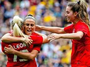 La Canadienne Adriana Leon (L) célèbre avec ses coéquipières après avoir marqué un but lors du match amical de football féminin entre l'Australie et le Canada à Brisbane le 3 septembre 2022.