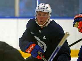 Le capitaine des Oilers d'Edmonton, Connor McDavid, patine au Downtown Community Arena de Rogers Place lors d'un patinage d'équipe informel le lundi 12 septembre 2022.