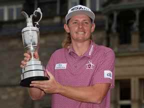 Golf - le 150e championnat ouvert - Old Course, St Andrews, Écosse, Grande-Bretagne - 17 juillet 2022 l'Australien Cameron Smith pose avec le Claret Jug alors qu'il célèbre après avoir remporté le championnat ouvert.