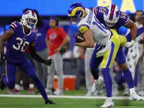 Le receveur large des Rams Ben Skowronek (18 ans) est abordé par le secondeur des Bills Matt Milano (58 ans) après une réception lors de l'action de la NFL au quatrième trimestre au SoFi Stadium d'Inglewood, en Californie, le jeudi 8 septembre 2022.