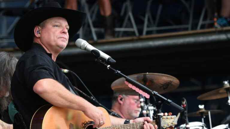 Le chanteur country John Michael Montgomery se remet d'un accident de bus de tournée
